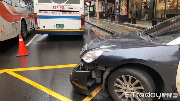 ▲▼警車禍不單行，跟丟小黃又被公車撞掉保險桿             。（圖／記者陳以昇翻攝）