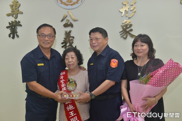 ▲台南市警局表揚2019年警察模範母親當選人，警察模範母親分江游笑等8位獲獎，其中江游笑女士，更榮獲選內政部警政署表揚之全國警察模範母親。（圖／記者林悅翻攝，下同）