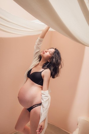 ▲MEI MEI懷孕9個月生產倒數！　「肚子垂地照」首度曝光。（圖／翻攝自Facebook／MEI MEI (INES)）