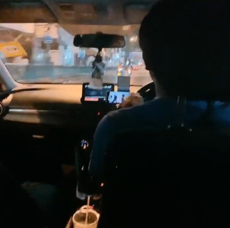 ▲展榮巧遇像石頭的泰國計程車司機。（圖／翻攝自展榮Instagram）