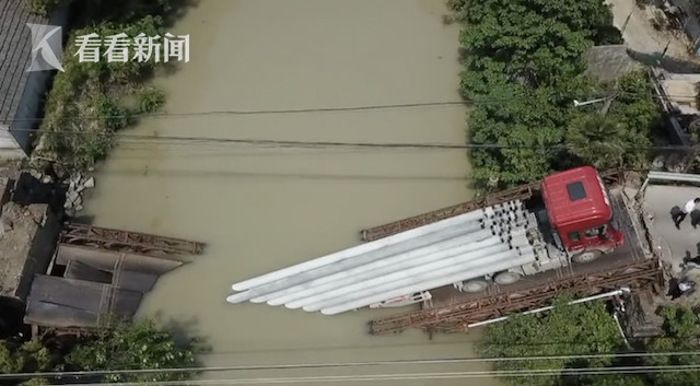 ▲▼卡車超重50倍「壓塌整座鋼橋」。（圖／翻攝自看看新聞）