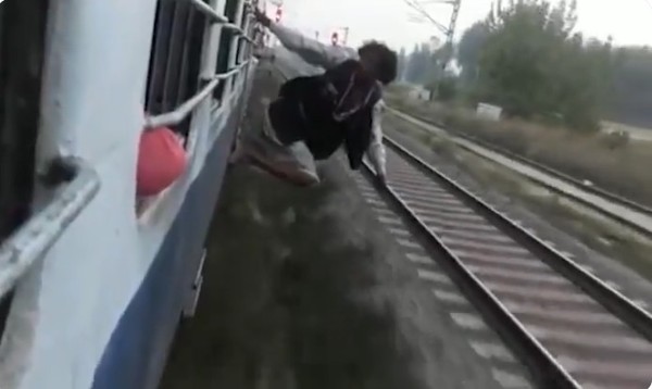 外套哥「懸掛火車外」玩命耍帥　遭同車乘客拉下車暴打一頓。（圖／翻攝自twitter／Hans Solo）