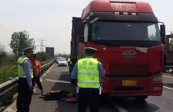 貨車司機高速公路上昏迷失禁　只因被「馬蜂螫了一口」。（圖／翻攝自大陸《鄭州晚報》）