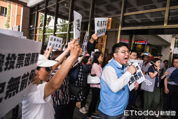 ▲台北市長選舉無效之訴宣判，丁守中離開台北地院。（圖／記者林敬旻攝） 