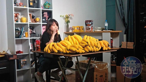 路路挑戰吃100根香蕉，因為實在太多了，吃完後她說：「今天又是痛苦的一天呢。」
