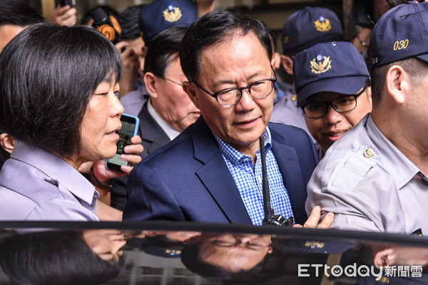 ▲台北市長選舉無效之訴宣判，丁守中離開台北地院。（圖／記者林敬旻攝） 
