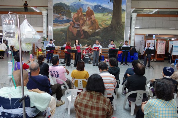 ▲▼ 適逢母親節與護士節，慈誠國樂團10日於大林慈濟醫院表演，祝在場民眾及護理從業人員天下媽媽與護理師快樂。（圖／慈濟基金會提供，下同）