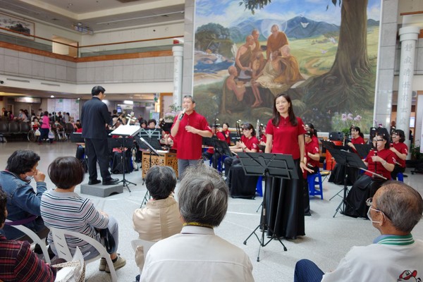 ▲▼ 適逢母親節與護士節，慈誠國樂團10日於大林慈濟醫院表演，祝在場民眾及護理從業人員天下媽媽與護理師快樂。（圖／慈濟基金會提供，下同）
