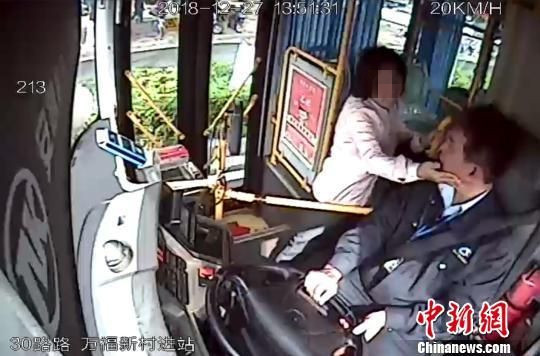 ▲▼海口一女乘客扇了公交車司機一巴掌獲刑四年。（圖／翻攝自《中國新聞網》）