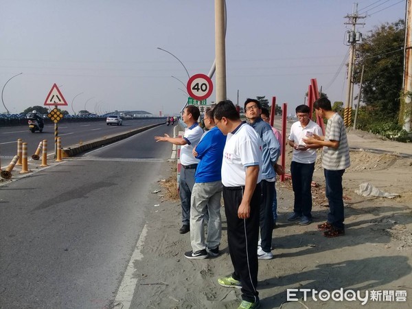 ▲▼公路總局等單位人員到高屏大橋勘察 機車道            。（圖／記者陳崑福翻攝）