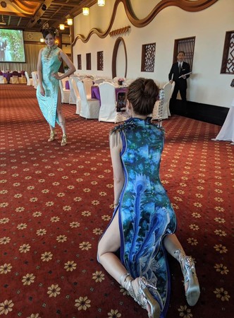 ▲蘿莉塔穿高衩旗袍跪地幫人拍照。（圖／翻攝自蘿莉塔臉書）