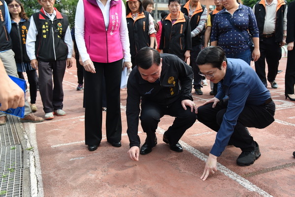 ▲內壢國中PU跑道老舊破損，議長邱奕勝等人士會勘，市府應允全面整修