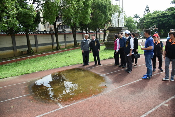 ▲內壢國中PU跑道老舊破損，議長邱奕勝等人士會勘，市府應允全面整修