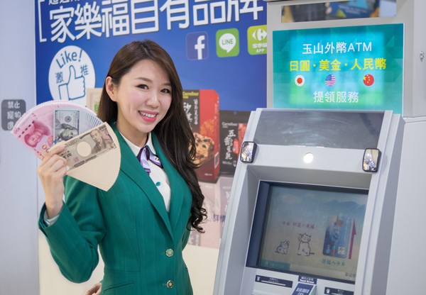 ▲▼ 玉山銀行外幣ATM進駐家樂福。（圖／記者戴瑞瑤攝）