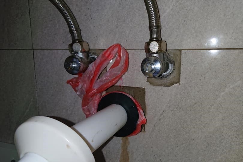▲屋主發現浴室漏水，水電師傅竟然只用塑膠袋塞住完事，讓屋主家人都很傻眼。（圖／翻攝自「爆怨公社」）