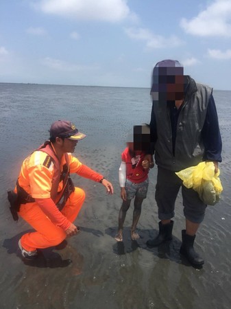 ▲▼ 小女童險失踨潮間帶 海巡即刻救援 。（圖／海巡署第四岸巡隊提供，下同）