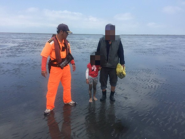 ▲▼ 小女童險失踨潮間帶 海巡即刻救援 。（圖／海巡署第四岸巡隊提供，下同）