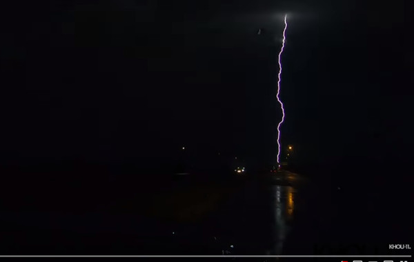 ▼德州休士頓本德堡郡，日前驚傳閃電11次都在同一地點。（圖／翻攝自Youtube KHOU 11）
