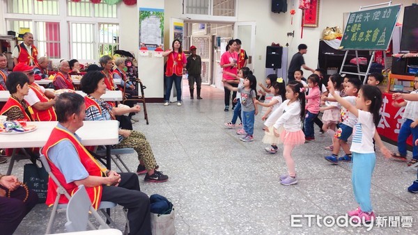 ▲親親幼兒園小朋友們為長者獻出舞蹈，逗得老先生、老太太樂呵呵。