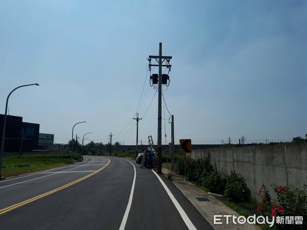 ▲台南市永康區王行東路發生死亡車禍，永康分局下午即完成轉彎處加裝爆閃燈，以提醒用路人減速慢行，避免交通事故發生。（圖／記者林悅翻攝，下同）