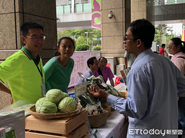 ▲ 板橋遠百中山店農夫學堂 新北青農強棒農特產。（圖／新北市農業局提供）