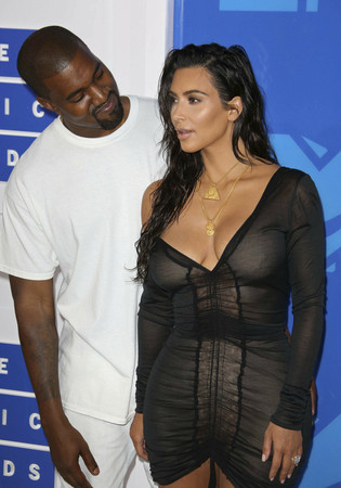 ▲▼肯伊威斯特（Kanye West）陪老婆金卡達夏（Kim Kardashian）走Met Gala紅毯。（圖／達志影像／美聯社）