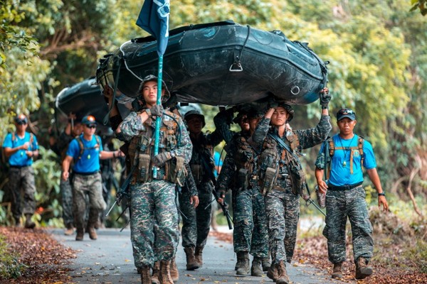 海陸蛙人克難週第一天　考驗團結向心力。（圖／軍聞社）