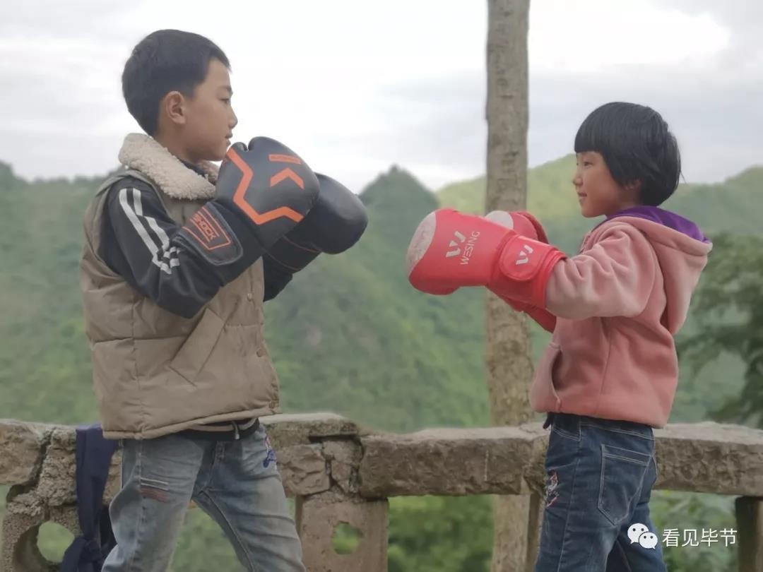 ▲貴州8歲女孩「小湯圓」與哥哥一起練拳擊。（圖／翻攝自《看見畢節》微信公眾號）