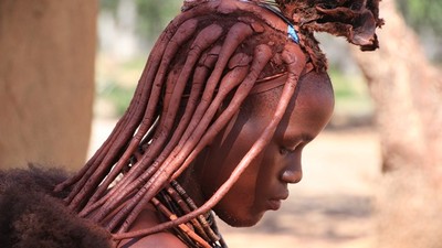 辛巴族女性免洗澡　超狂「紅泥」敷全身　防曬、護膚兼保暖