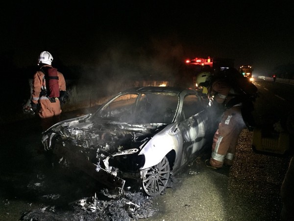 ▲68道路超跑自撞火燒車！焦黑只剩骨架　連車牌都融化。（圖／記者陳凱力翻攝）