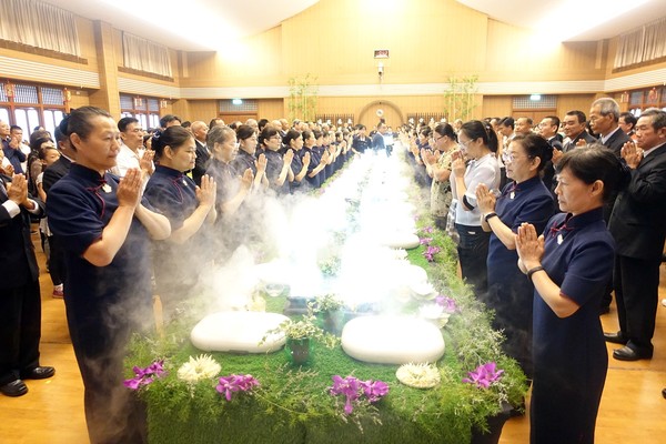 ▲▼ 佛教慈濟基金會浴佛典禮，市長黃敏惠讚許慈濟人用創意保護地球。（圖／嘉義市政府提供，下同）