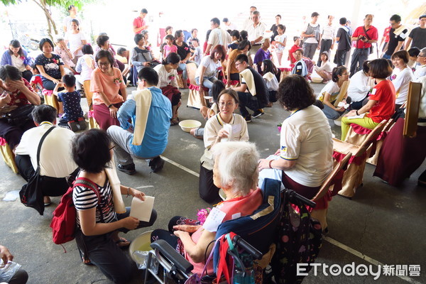 ▲台南左鎮噶瑪噶居寺，規劃系列感性慶祝及法會活動，母親節在塔之境廣場舉辦「浴足報恩活動」。（圖／記者林悅翻攝，下同）