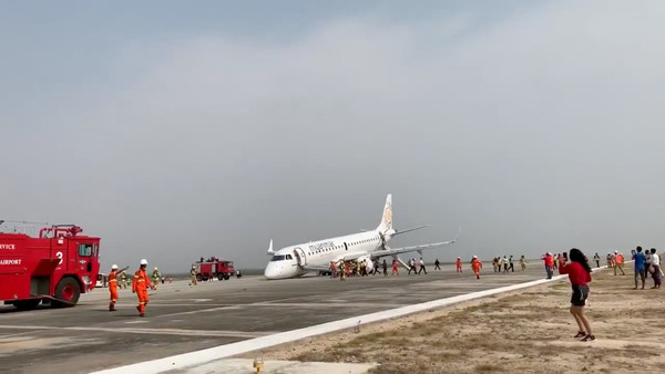 ▲▼ 緬甸航空（Myanmar Airlines）12日一架客機起落架失靈無法開啟，造成班機在沒有前輪的情況下緊急迫降，機頭觸地。（圖／路透）