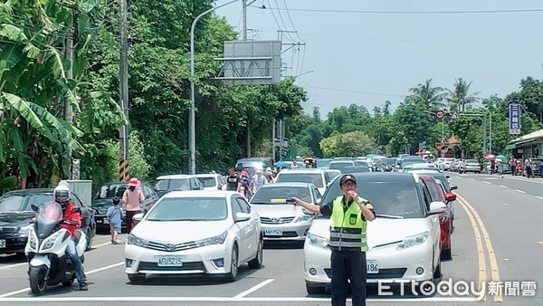 ▲台南左鎮化石園區母親節盛大開幕，卻湧入5、6千人，人車塞爆周遭道路，台南市警方出動大批警力疏導交通，並呼籲避開左鎮化石館擁擠路段。（圖／記者林悅翻攝，下同）