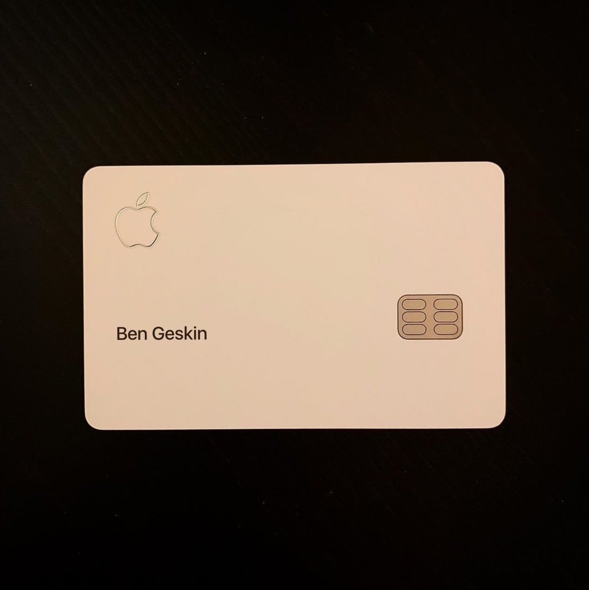 ▲▼Apple Card實體卡片。（圖／twitter／@BenGeskin）