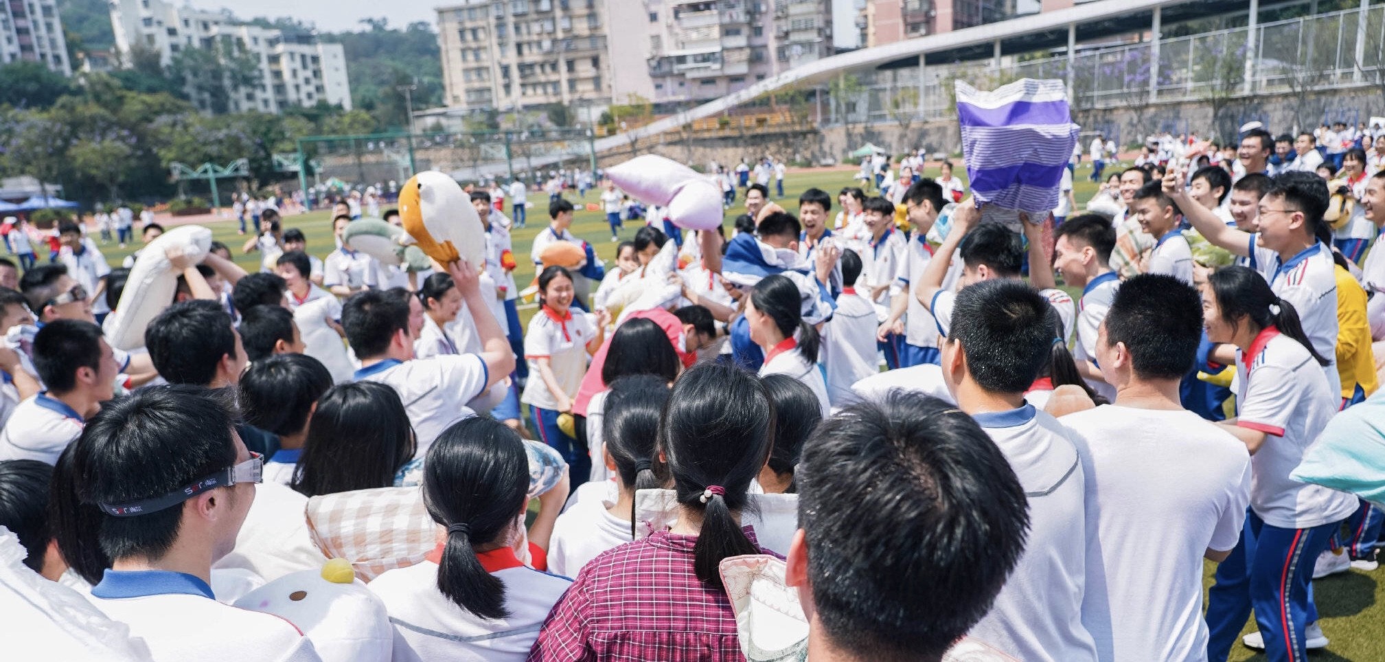 ▲▼考大學前打老師紓壓！廈門一中辦「枕頭大戰」。（圖／翻攝自微博／校園資訊君）