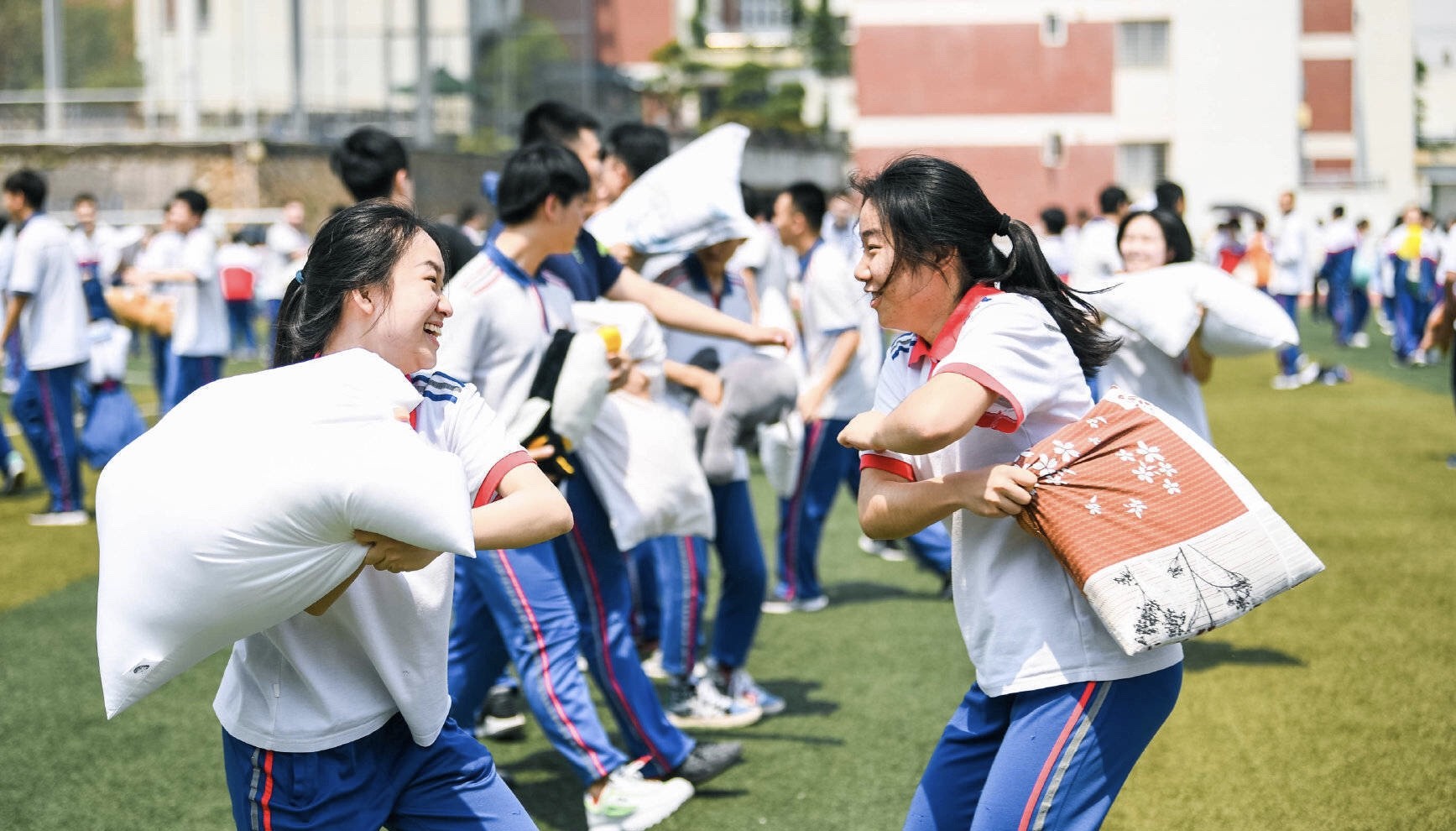 ▲▼考大學前打老師紓壓！廈門一中辦「枕頭大戰」。（圖／翻攝自微博／校園資訊君）