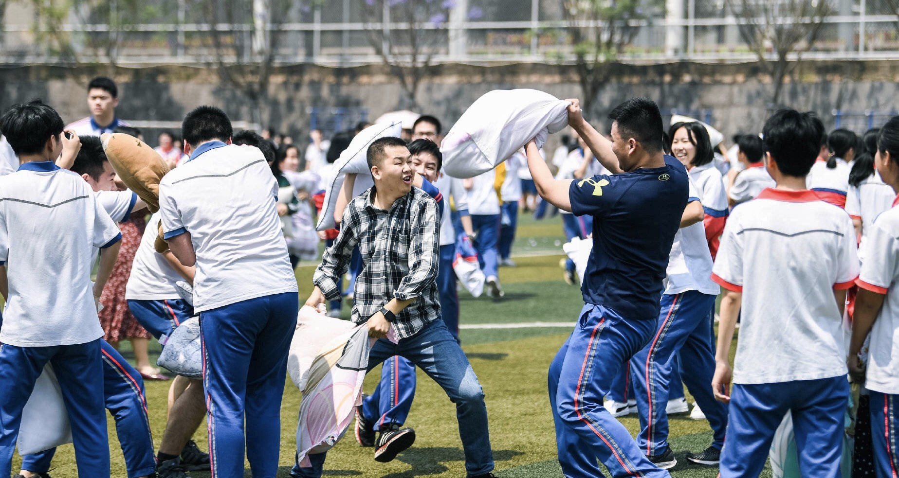 ▲▼考大學前打老師紓壓！廈門一中辦「枕頭大戰」。（圖／翻攝自微博／校園資訊君）