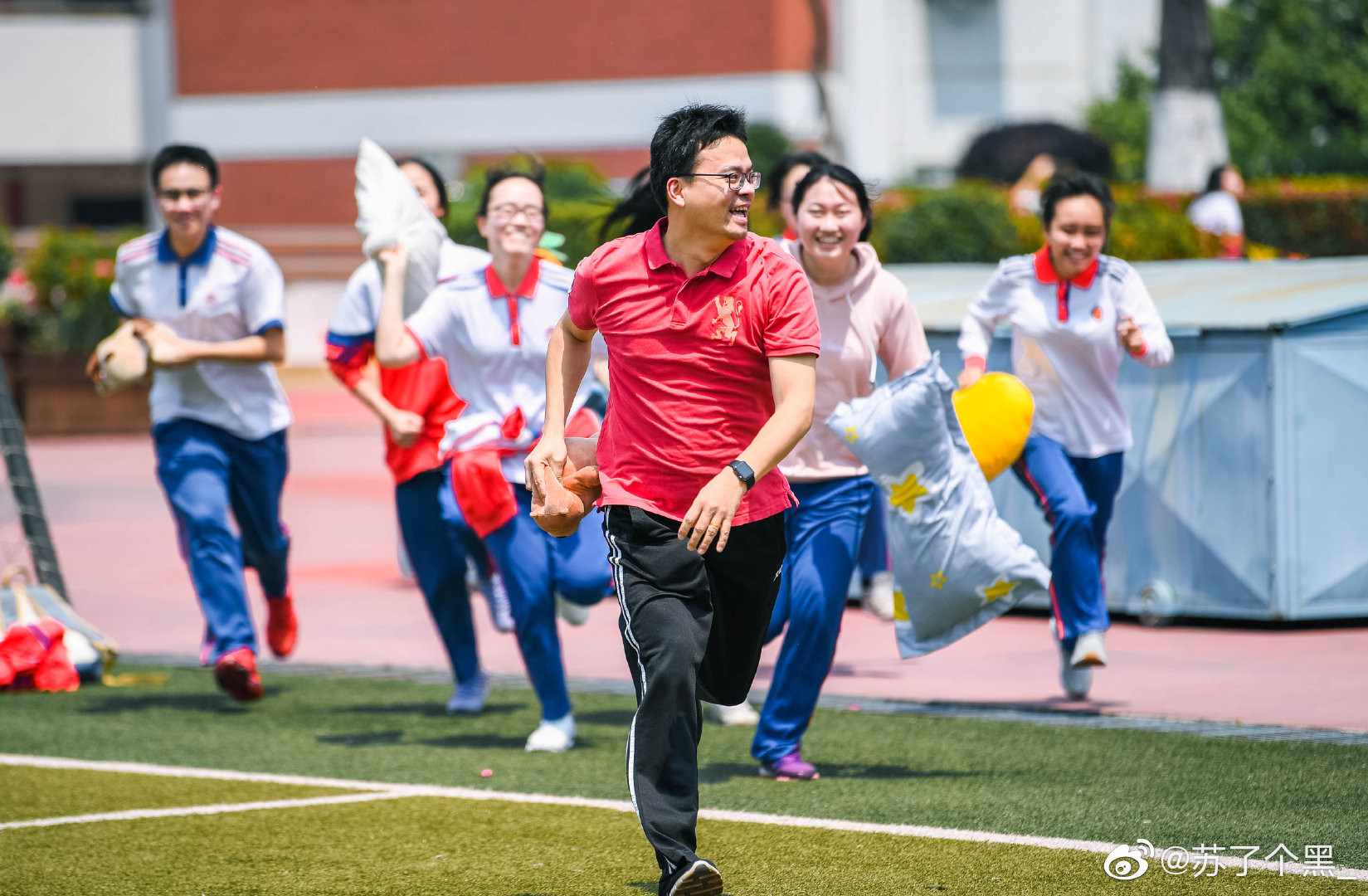 ▲▼考大學前打老師紓壓！廈門一中辦「枕頭大戰」。（圖／翻攝自微博／甦了個黑_）