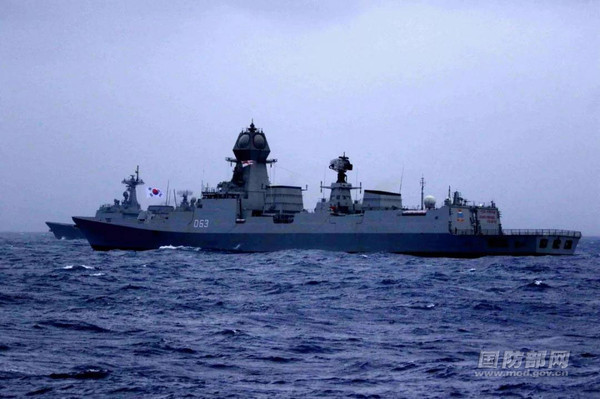 ▲編隊航拍中的印度「加爾各答」號驅逐艦和韓國「王建」號驅逐艦。（圖／翻攝自大陸國防部網） 