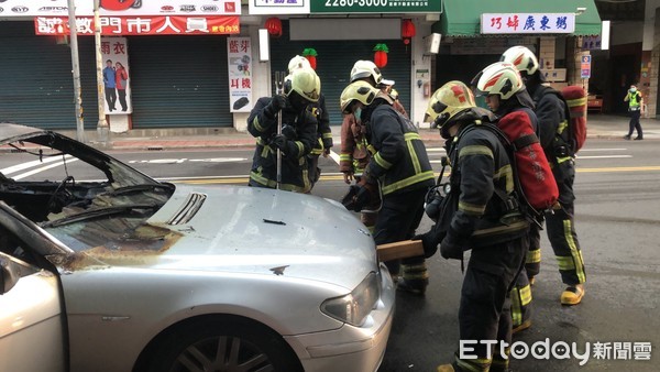 ▲▼一輛被戲稱為戰車的BMW7系列的銀色轎車，13日清晨5時許行經三重區自強路4段時，因不明原因起火自燃。（圖／記者趙永博攝）