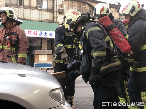 ▲▼一輛被戲稱為戰車的BMW7系列的銀色轎車，13日清晨5時許行經三重區自強路4段時，因不明原因起火自燃。（圖／記者趙永博攝）