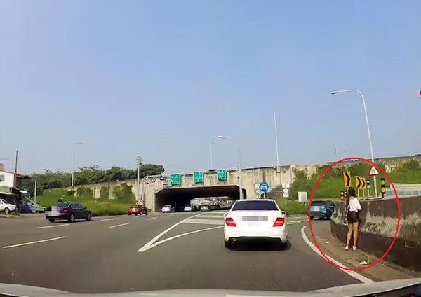 ▲▼短裙妹疑被丟包交流道…　「落魄卡路中間」他嘆：且行且珍惜。（圖／翻攝臉書社團「彰化人大小事」）