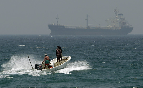 ▲▼ 2012年5月30日，漁船航經阿拉伯聯合大公國富吉港海域。（圖／達志影像／美聯社）