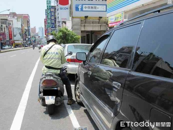 ▲停車收費員指稱，開停車單時吳女車子還好好地停在路邊停車格內，再去巡場時就發現車身後斜在格位外。（示意圖／記者林悅翻攝）