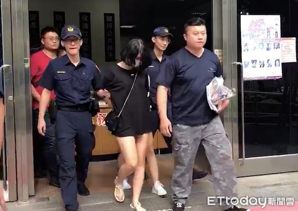 ▲▼2名穿小熱褲的辣妹取走毒品咖啡包時，被警方埋伏逮捕，並在機車置物箱查獲2包大麻             。（圖／記者陳以昇翻攝）