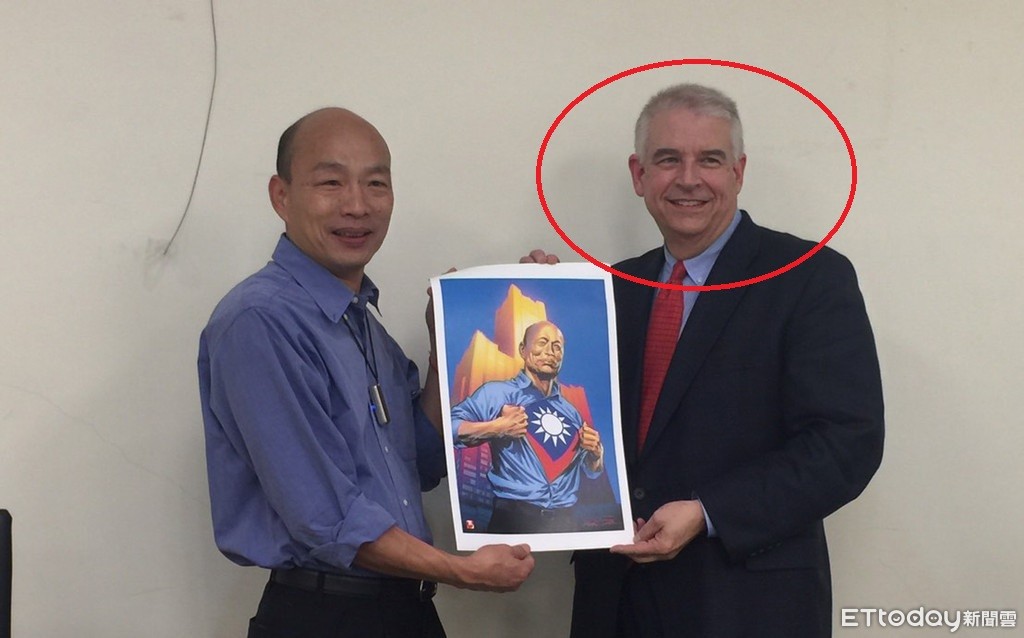 ▲AAE公司致贈韓國瑜英雄畫像。（圖／高雄市政府提供）