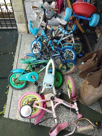 ▲超噁幼兒園！沒冰剩菜煮點心...　蟑螂腳、束帶做加料。（圖／翻攝靠北惡質幼兒園）