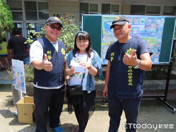 ▲學甲分局推出「母親節校園安全宣導玩很大」，引用大富翁的遊戲方式，由交通組及偵查隊分別扮演闖關關主，讓小朋友闖關。（圖／記者林悅翻攝，下同）