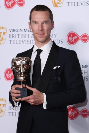 ▲▼「英國電影及電視藝術學院獎」（BAFTA）13日於倫敦舉行，英國男星班尼狄克康柏拜區（ Benedict Cumberbatch）奪視帝，他帶老婆蘇菲杭特（Sophie Hunter）走紅毯，視后則由茱蒂康默（Jodie Comer）奪得。（圖／CFP）